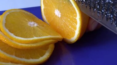 Mutfak kesim tahtasında portakal dilimlemek, yakın görüş..