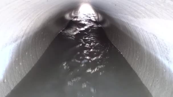 Wasser fließt durch das Rohr, die Kanalisation, das Abflussrohr. Hochwasser. — Stockvideo