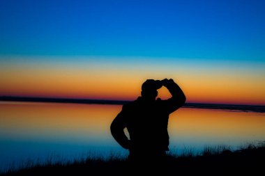Gün batımında bir adamın silueti, yeni bir günün başlangıcı ve yeni bir hayat..