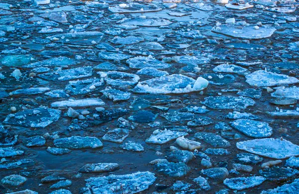 Pedaços de gelo grossos no rio no degelo de inverno. — Fotografia de Stock