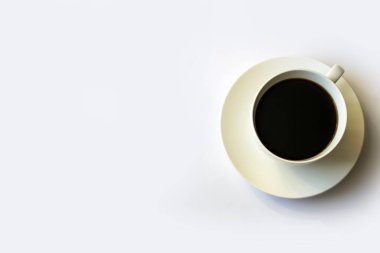 Beyaz fincan üzerinde beyaz bir fincan sabah kahvesi.