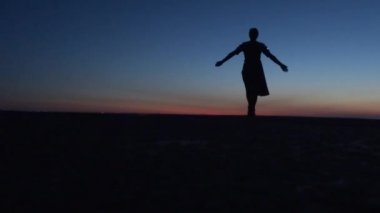 Gün batımına giden kız biraz geride duruyor.