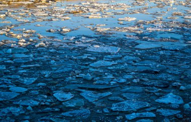Kışın nehirde buzlar çözülür..
