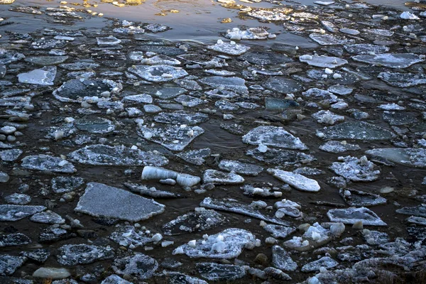 겨울눈이 녹는 강의 두꺼운 얼음 조각들. — 스톡 사진