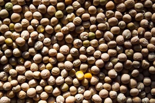 Gula ärtor på bakgrunden. gula ärtor tapeter för mat bakgrund. — Stockfoto