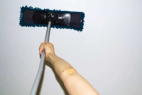 Low Angle View Of Mop Wiping On The Ceiling Of The Bathroom (dalam bahasa Inggris). — Stok Foto