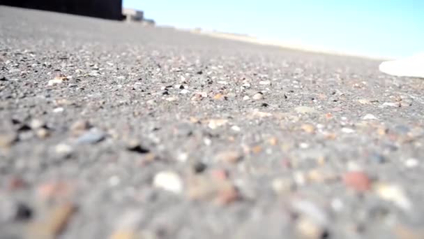 O zelador varre o asfalto dos escombros. — Vídeo de Stock