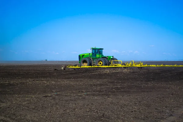 Ladang budidaya traktor di musim semi. Musim semi bekerja. Traktor di lapangan Kazakhstan, desa Chervonnoe 30 April 2021 — Stok Foto