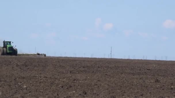 Traktor bearbeitet Feld im Frühjahr. Der Frühling funktioniert. Traktor auf dem Feld Kasachstan, Tschervonnoe Dorf 30. April 2021 — Stockvideo