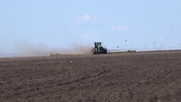 Traktor bearbeitet Feld im Frühjahr. Der Frühling funktioniert. Traktor auf dem Feld Kasachstan, Tschervonnoe Dorf 30. April 2021 — Stockvideo