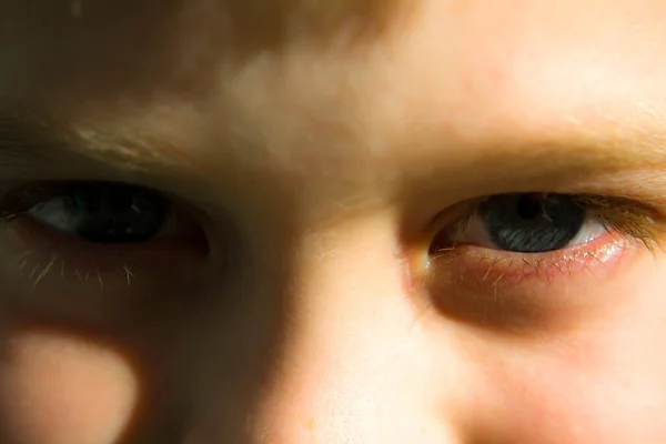 Привлекательные глаза 8-летнего мальчика крупным планом. — стоковое фото
