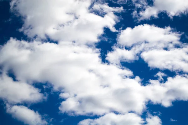 Blauer Himmel Wolken Hintergrund. Schöne Landschaft mit Wolken am Himmel — Stockfoto
