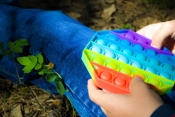 Çocuk parkta dinleniyor, çalıyor, telefonu değiştiriyor, açık hava aktiviteleri yapıyor..