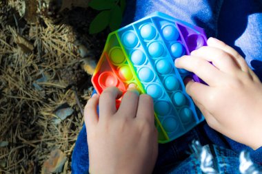 Çocuk parkta dinleniyor, çalıyor, telefonu değiştiriyor, açık hava aktiviteleri yapıyor..