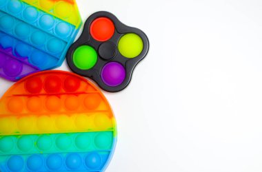 Renkli trend anti-stres oyuncak duyusal oyuncak itin onu ve mavi arka planda basit bir gamze