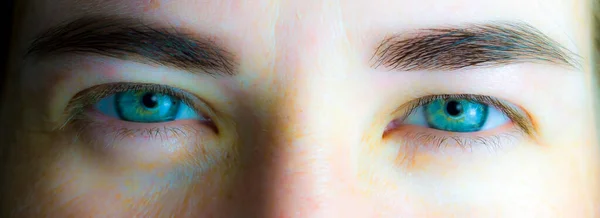 Olhos cansados de uma menina close-up. — Fotografia de Stock