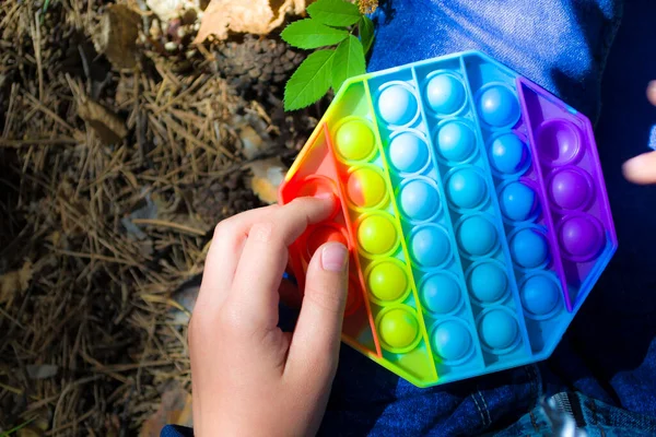 Çocuk parkta dinleniyor, çalıyor, telefonu değiştiriyor, açık hava aktiviteleri yapıyor..