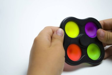 Çocuğun beyaz arka planda basit bir gamzesi var..