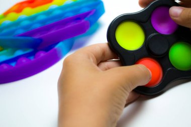 Çocuğun arka planda basit bir gamzesi var..