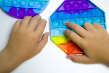 Beyaz arka planda, iyi motor becerileri olan bir çocuğun eli..