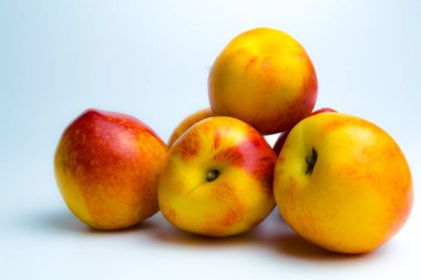 Bir nektarin tek renkli arka planda yatar. Dietic protact, antik insanların bir ürünü..