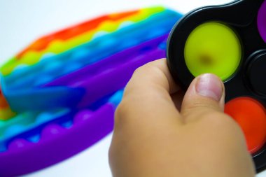 Çocuğun arka planda basit bir gamzesi var..