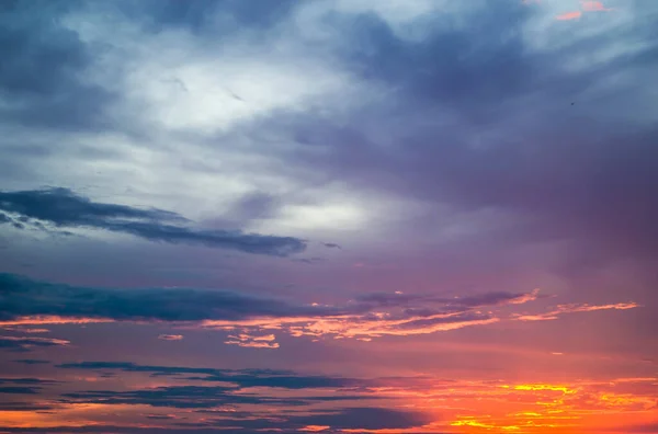 Roter Sonnenuntergang, Himmel, roter Himmel bei Sonnenuntergang, außergewöhnlicher Himmel — Stockfoto