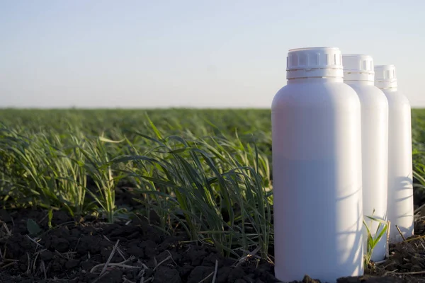 Canister bianco sullo sfondo dell'agricoltura, contenitori da sotto diversi tipi di prodotti chimici. — Foto Stock