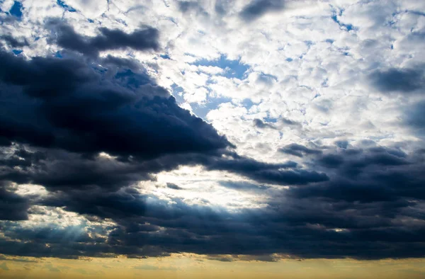 Bewölktes Wetter, Himmel, Himmel in Wolken, außergewöhnlicher Himmel — Stockfoto