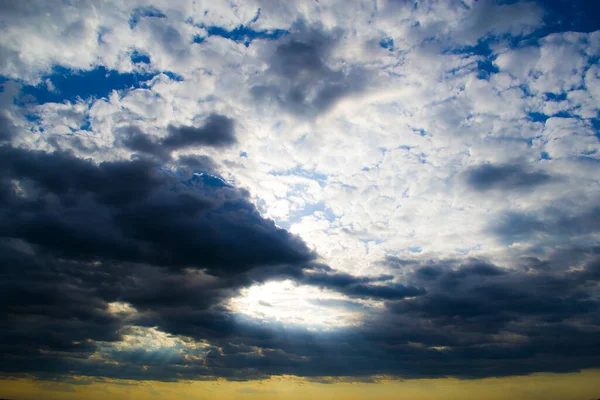 Bewölktes Wetter, Himmel, Himmel in Wolken, außergewöhnlicher Himmel — Stockfoto