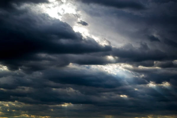 Tempo nublado, céu, céu nas nuvens, céu extraordinário — Fotografia de Stock