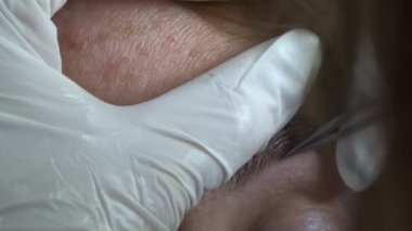 Bir kız pandemik iletişim evinde kaş düzeltmesinden geçiyor. Ev işleri.