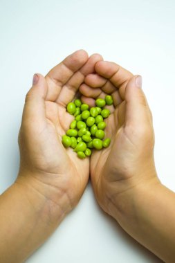 Beyaz arkaplanda yeşil benekler var..