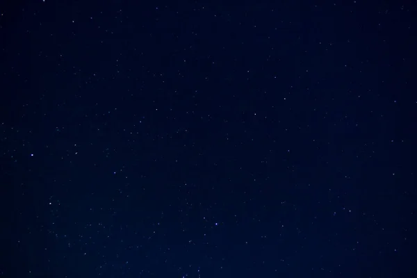 Cielo nocturno estrellado como fondo. Espacio interestelar oscuro. —  Fotos de Stock