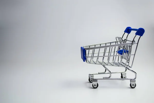 Carrinho de compras vazio, pobreza, pobreza. Não válido para compras. — Fotografia de Stock