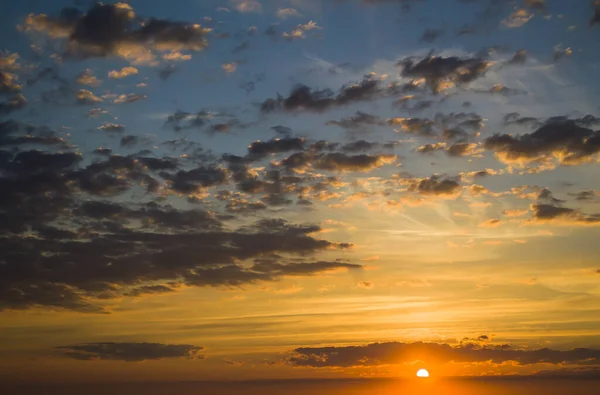 Βραδινό ηλιοβασίλεμα στον γαλάζιο ουρανό, με φτερωτά σύννεφα, ρομαντικό περιβάλλον της φύσης. — Φωτογραφία Αρχείου