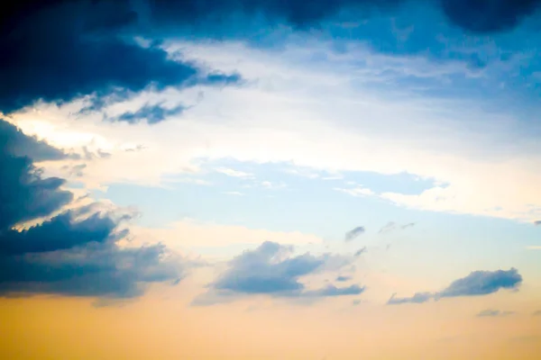 Bewölktes Wetter, Himmel, Himmel in Wolken, außergewöhnlicher Himmel — Stockfoto