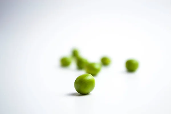 Grüne reife Erbsen, grüne Bohnen auf weißem Hintergrund, vegetarisches Essen aus nächster Nähe — Stockfoto