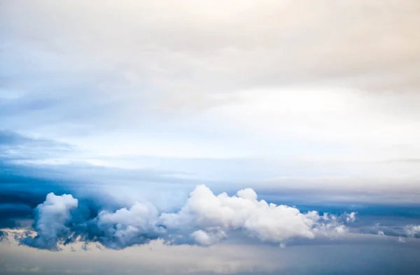 Inspirierte Motivationszitate erobern von innen heraus mit schönem blauen Himmel als Hintergrund. — Stockfoto