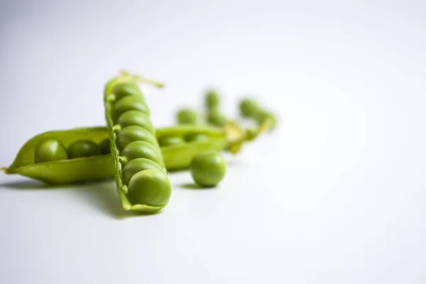 Nahaufnahme von grünen frischen Erbsen und Erbsenschoten. Gesunde Ernährung. Makroschießen — Stockfoto