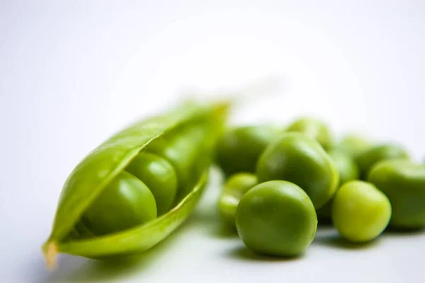 Close-up zicht van erwtenpeul geïsoleerd op witte achtergrond — Stockfoto