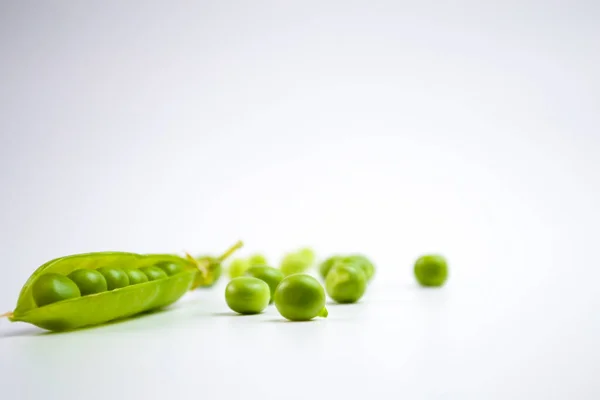 Frische grüne Erbsenschale auf weißem Hintergrund — Stockfoto