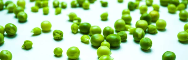 Scattered peas on a white background, Screensaver or article about the benefits of green peas in the human diet. — Stock Photo, Image