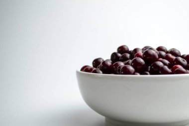 Beyaz arka planda vişne, mutfağındaki duvar kağıdı için vişne suyu..