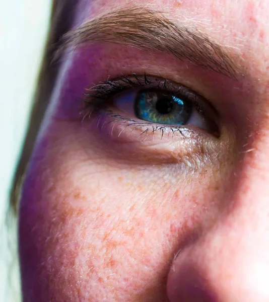 Close-up dos olhos das meninas, olhar indiferente. — Fotografia de Stock