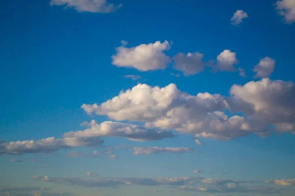 Große Regenwolke am Himmel an einem Frühlingstag, der bald Regen bringen wird — Stockfoto