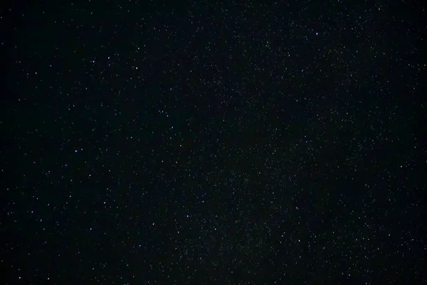 Εικόνα φόντου έναστρου νυχτερινού ουρανού. Η εικόνα περιέχει θόρυβο και κόκκους λόγω της υψηλής ποιότητας ISO και της απαλής εστίασης λόγω του αργού παραθύρου. — Φωτογραφία Αρχείου