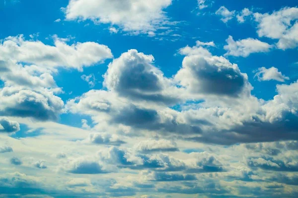 Yakında yağmur getirecek bir bahar gününde gökyüzünde büyük yağmur bulutu — Stok fotoğraf