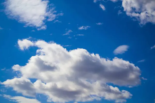 Хмари дощу на блакитному небі. Синій фон неба з хмарами — стокове фото