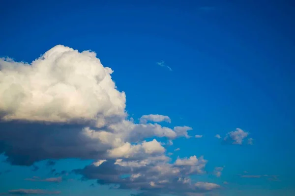 Große Regenwolke am Himmel an einem Frühlingstag, der bald Regen bringen wird — Stockfoto